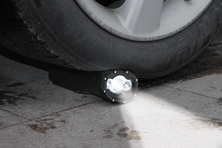 Wodoszczelna latarka na dynamo LED Shark z ładowarką telefonów