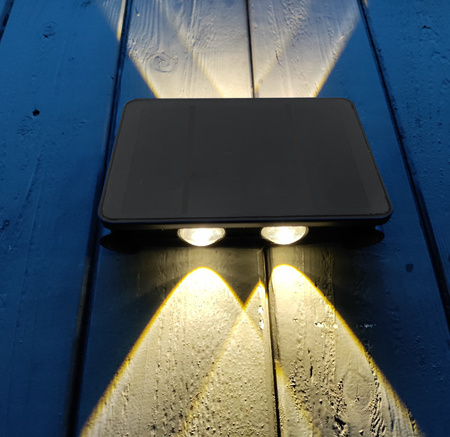 Weasel – solarna lampa ścienna z 4 diodami LED, o dwukierunkowym strumieniu światła.